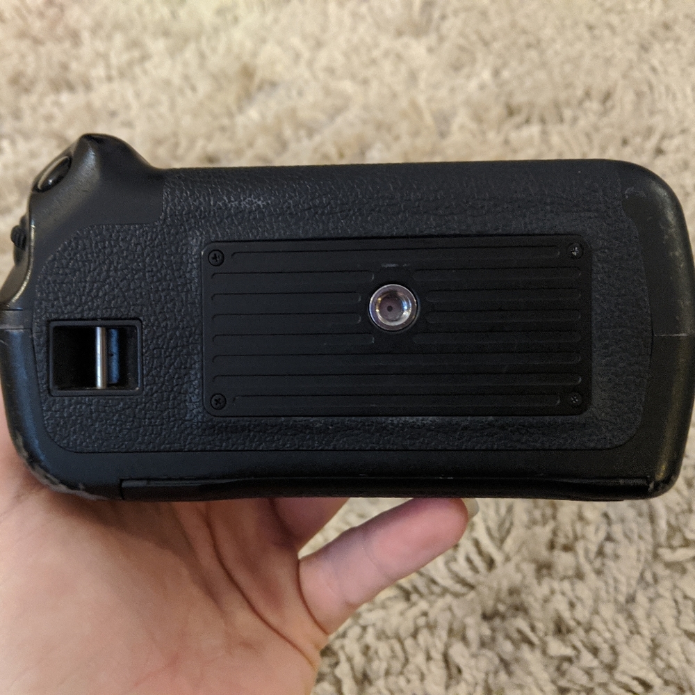 Canon Battery Grip - Picture 3 of 6